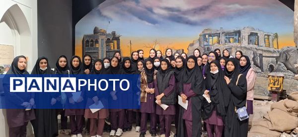 بازدید دانش‌آموزان پایه نهم دبیرستان دخترانه ابویی‌نژاد از موزه دفاع مقدس