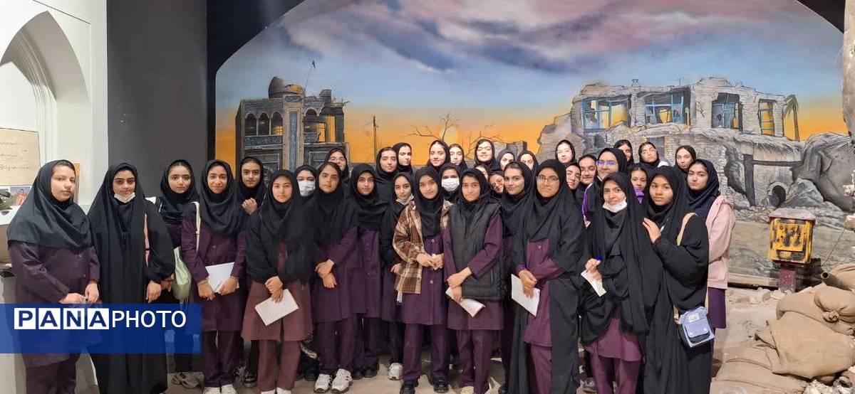 بازدید دانش‌آموزان پایه نهم دبیرستان دخترانه ابویی‌نژاد از موزه دفاع مقدس