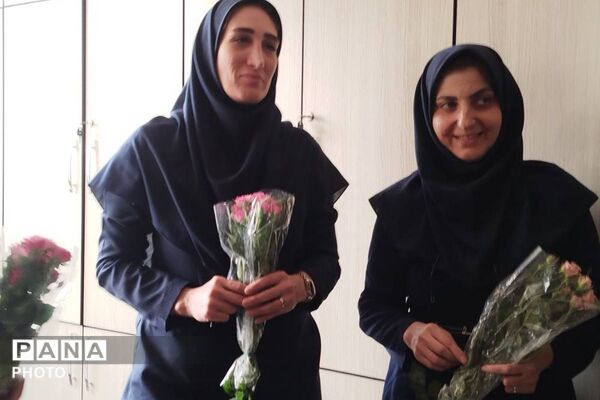 شاخه ای گل؛ هزاران قدردانی