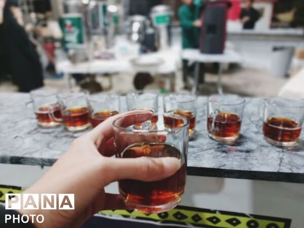 خدمت به زائران اربعین کوچک و بزرگ نمی شناسد