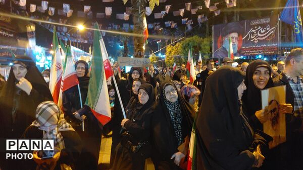 به فرمان رهبر در خیابان می‌مانیم