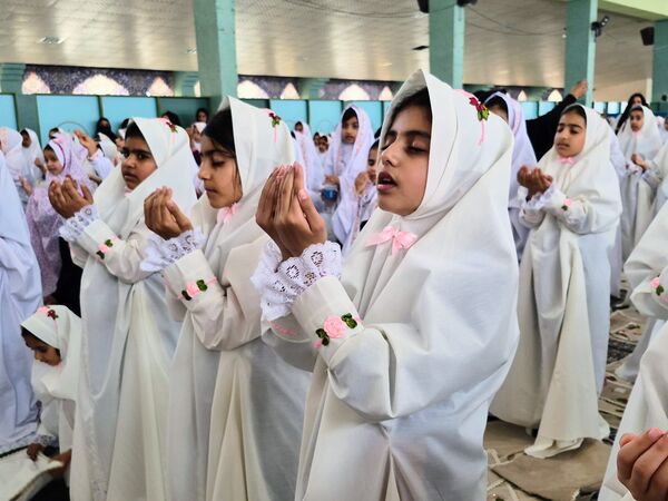 آیین سپیدپوشان؛ جشن تکلیف دختران عنبرآباد