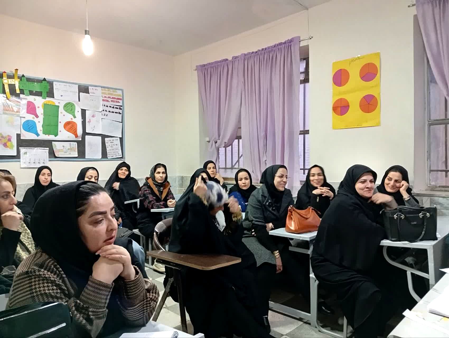 دومین جلسه انجمن اولیا در دبستان سمیه کاشمر