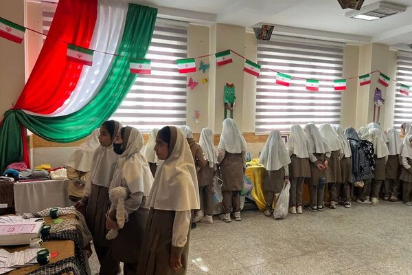  آیین گرامیداشت انقلاب اسلامی در مدارس رباط‌کریم