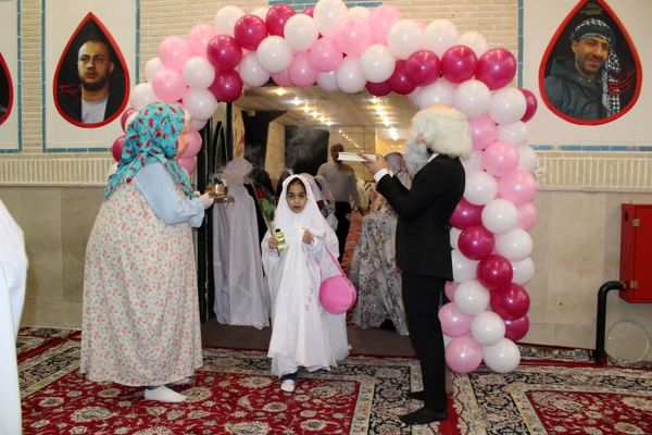 جشن عبادت ۱۳۰۰ نفر از دختران منطقه ۱۰ در مهدیه امام حسن مجتبی(ع)