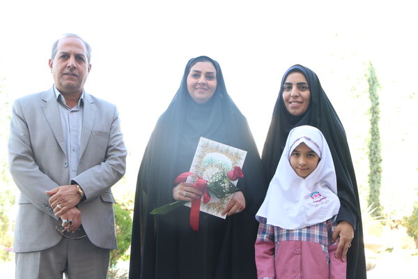 تقدیر دانش‌آموزان دبستان دخترانه صادقیان یزد از مادر پرستار