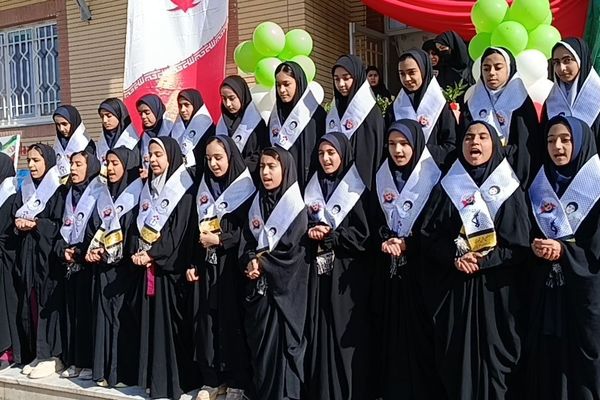 آوای وفاداری نسل جدید؛ سرود دانش‌آموزان شهید بهمنی خلیل آباد در دهه فجر