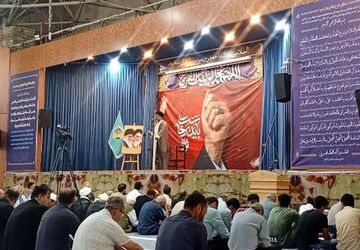 نماز جمعه در صحن مطهر امامزاده جعفرابن موسی الکاظم پیشوا