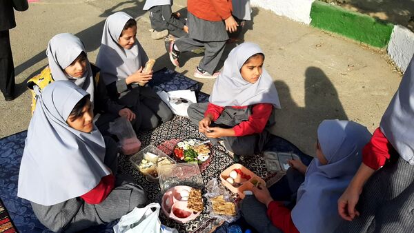 صبح پرانرژی با صبحانه سالم در دبستان نیایش