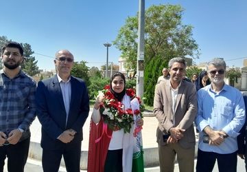 استقبال باشکوه از دانش‌آموز قهرمان ورامینی