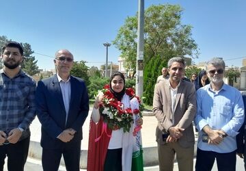 استقبال باشکوه از دانش‌آموز قهرمان ورامینی