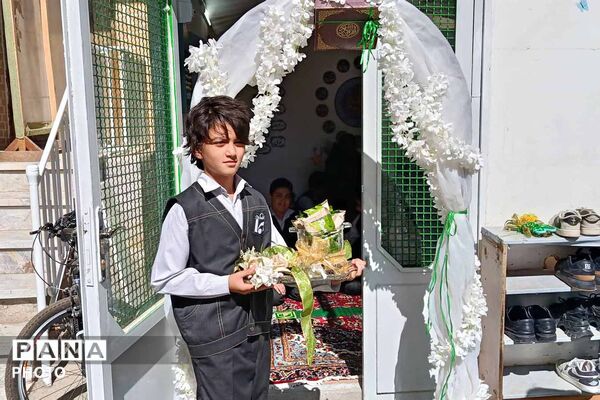 محفل انس با قرآن و برپایی نماز جماعت در مدرسه ابتدایی ایمان بجنورد