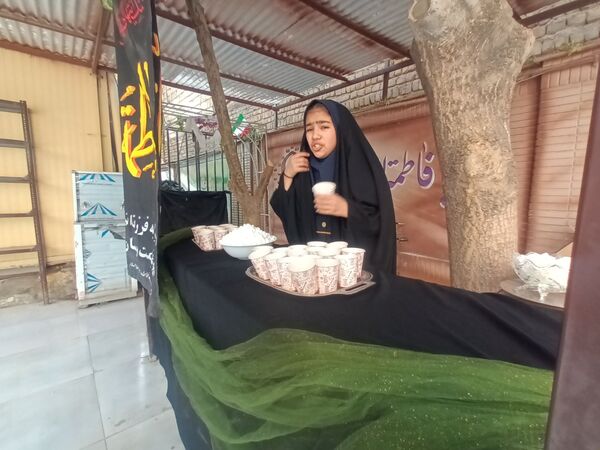 عطر فاطمی در فضای آموزش دبیرستان میرزا جعفر سروقد با برپایی ایستگاه صلواتی 