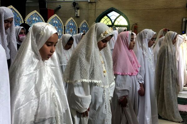 حضور دانش آموزان دبستان هدی یک در مسجد صاحب الزمان (عج) 
