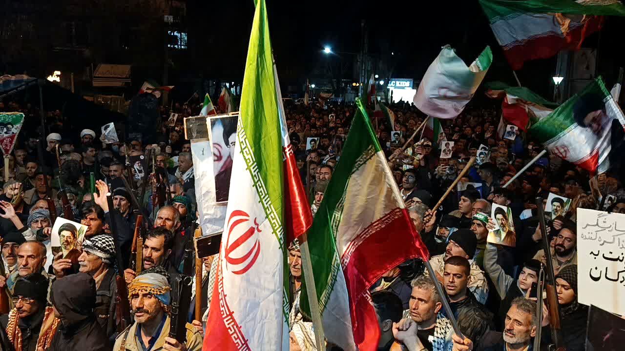 تجمع مردم شریف دلفان در شب بیست‌و سوم شهادت رهبر شهید انقلاب اسلامی و تجدید بیعت با رهبر جدید معظم 