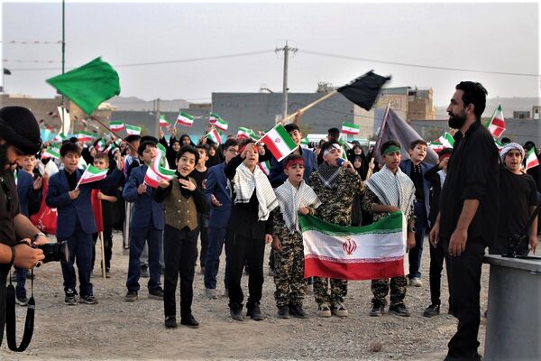 همخوانی گروه‌های دانش آموزی قم در اجرای سرود «ایران بخوان»