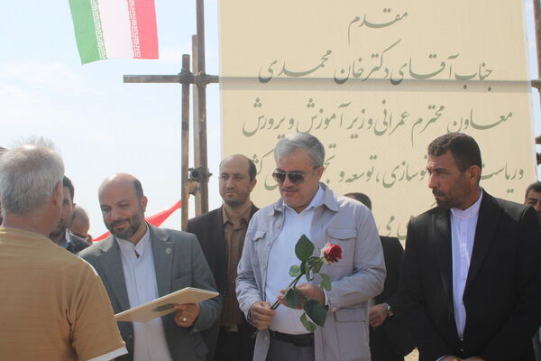 آیین شروع عملیات اجرایی دبیرستان 12 کلاسه شهید اسماعیل محمدپور در تنگک بوشهر