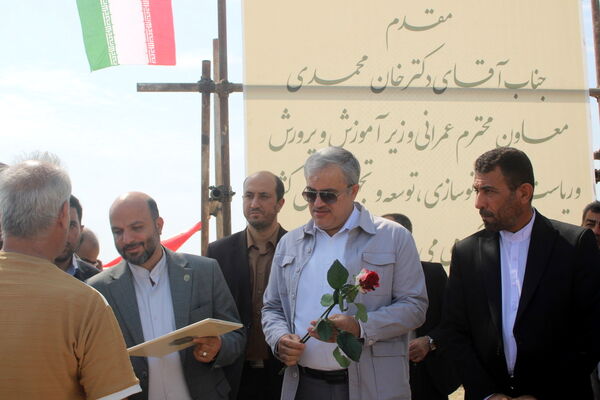 آیین شروع عملیات اجرایی دبیرستان 12 کلاسه شهید اسماعیل محمدپور در تنگک بوشهر