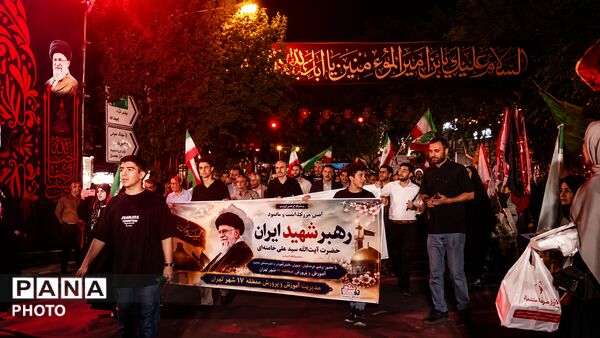 وداع باشکوه فرهنگیان، دانش‌آموزان و مردم منطقه ۱۷ با رهبر شهید ایران