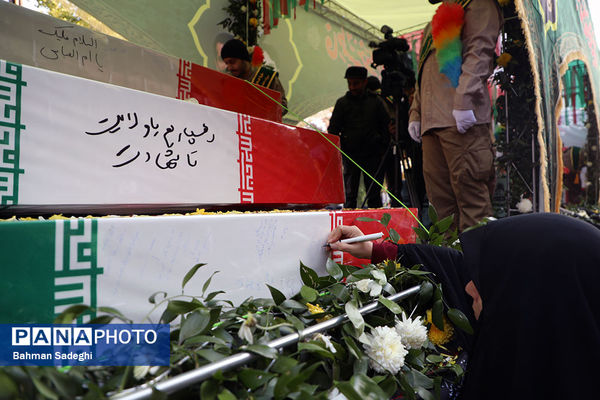 تشییع پیکرهای ۱۰۰ شهید گمنام از مقابل دانشگاه تهران