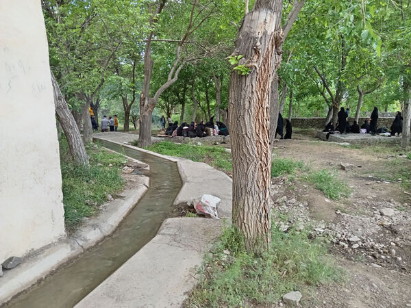 بازدید دانش‌آموزان جعفرآباد از کارگاه گلاب‌گیری روستای «بنابر»
