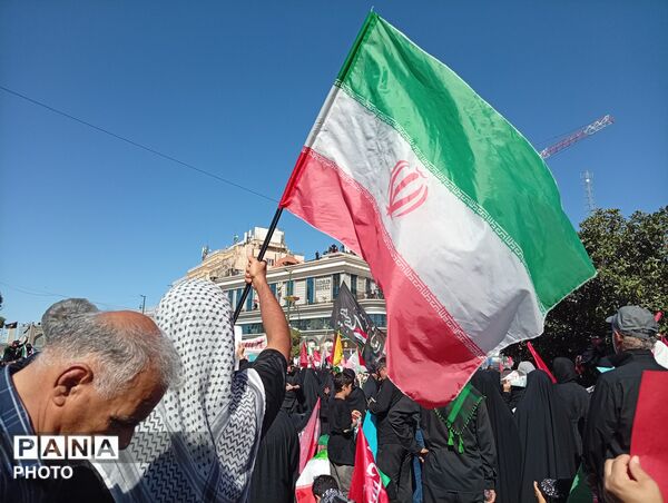 تشییع و تدفین قائد شهید امت در شهر مشهد مقدس