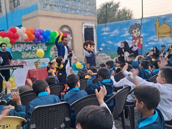 دانش آموزان در آغوش مدرسه