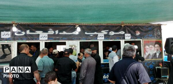 خدمت‌رسانی موکب سیمان آبیک در مسیر زائران؛ همراهی خادمان در پذیرایی و بدرقه