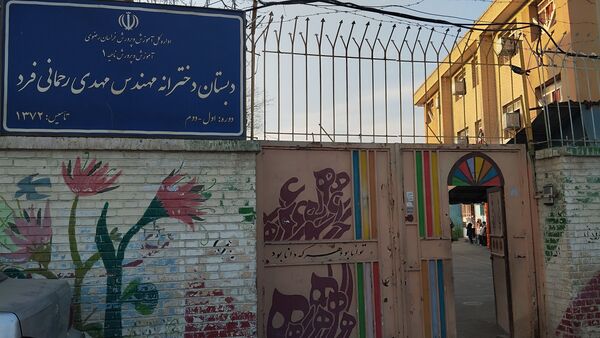 جلسه آموزش فرزند پروری برای والدین در مدرسه دخترانه مهندس رحمانی فرد ناحیه یک مشهد 