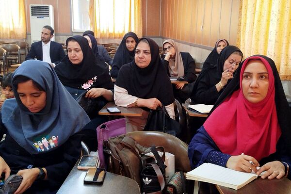 برگزاری کارگاه هوش مصنوعی ، آموزش معکوس و تولیدمحتوا برای سرگروه های آموزشی در ناحیه یک شهرری