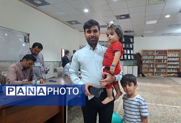 مردم‌ مشهد مثل همیشه با شور و نشاط آمدند تا ایران را بسازند