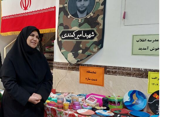 افتتاحیه نمایشگاه «مدرسه انقلاب» در مدرسه شهید شرافت بهارستان‌دو