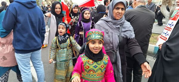 حضور گسترده و منسجم دانش آموزان و فرهنگیان منطقه ۱۰ در راهپیمایی ۲۲ بهمن ماه
