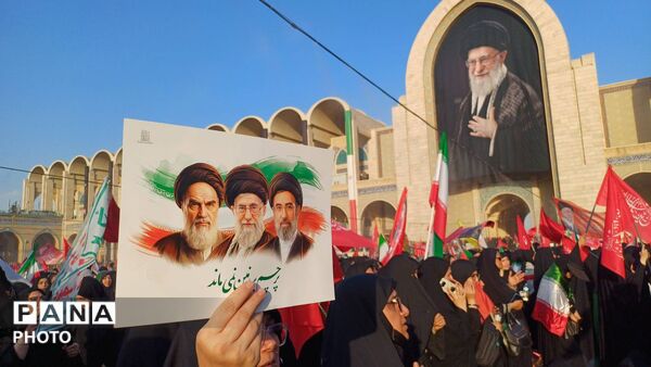 حضور فرهنگیان در آیین وداع با پیکر مطهر رهبر شهید در مصلی تهران 