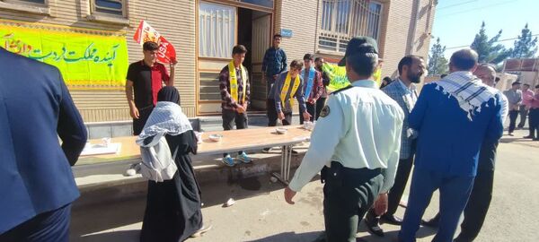 برپایی غرفه‌های سازمان دانش‌آموزی خراسان‌جنوبی در راهپیمایی 13 آبان