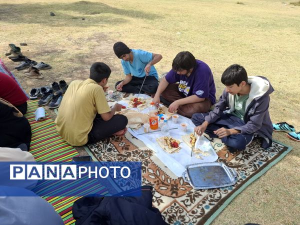 قابی صمیمی از مهرورزی و همکاری دانش‌آموزان در دل طبیعت آیواز 