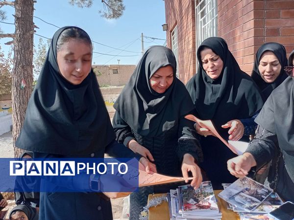 تقدیر از دانش آموزان منتخب هفته بهداشت روان در دبیرستان مادرمهربان خلیل آباد
