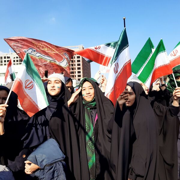 حضور دانش آموزان دبیرستان مهشید مصلی نژاد در راهپیمایی روز دانش آموز 