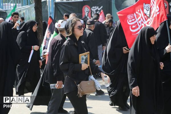 مراسم وداع با پیکر مطهر رهبر شهید در مصلی تهران 