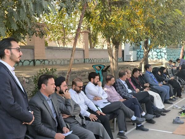 رونمایی از کتاب «روحانی که روحانی نیست» در دبیرستان باقریه