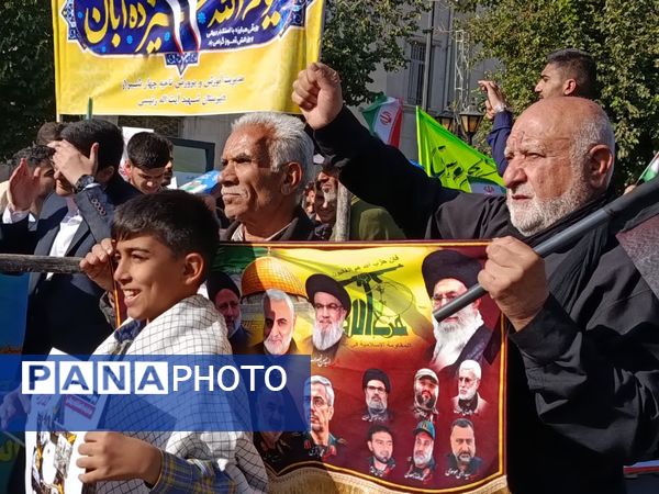 حضور دانش آموزان شیرازی درغرفه‌های فرهنگی راهپیمایی 13 آبان