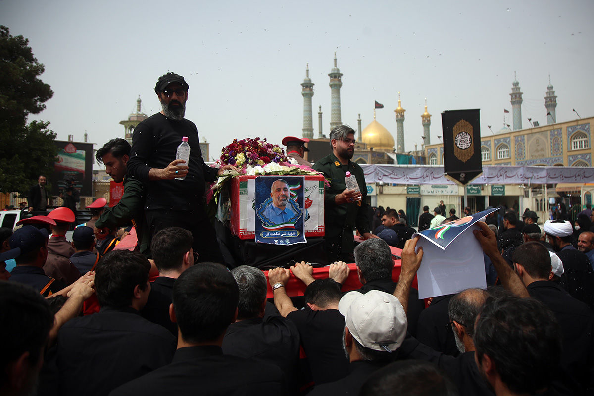 مراسم خاکسپاری پیکر قاضی شهید «علی قناعت‌کار» در قم