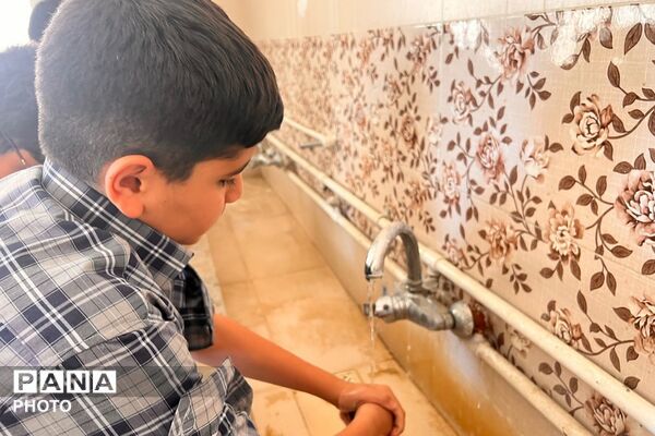  نماز جماعت دانش‌آموزان و معلمان در دبیرستان شهید مصطفی خمینی