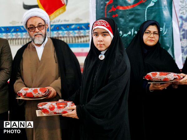 اقامه نمازجمعه با حضور فرهنگیان و دانش‌آموزان در گلوگاه
