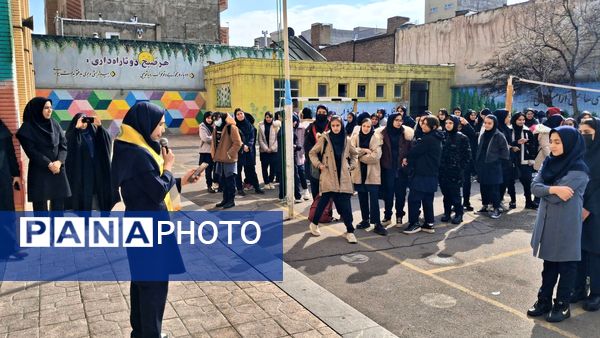 آغاز جشن‌های انقلابی مدرسه توسط پیشتازان 