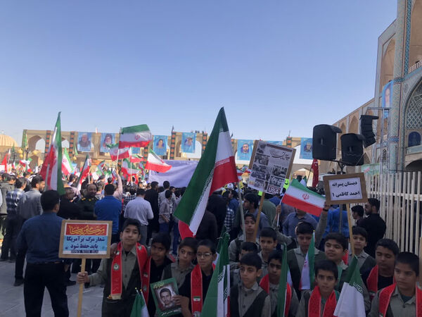 حضور دانش‌آموزان دبستان پسرانه احمد کاظمی ۱ در راهپیمایی ۱۳ آبان
