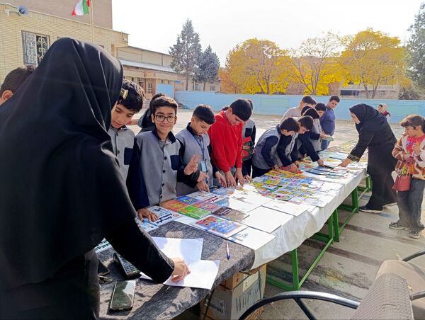 برگزاری نمایشگاه کتاب در دبستان معلم دو آشخانه 