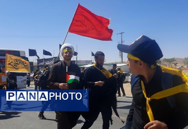  کاروان زائرین پیاده دانش‌آموزی در نیشابور