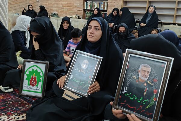 مراسم چهلمین روز شهادت شهدای اقتدار با حضور گسترده مردم کردستان در سنندج 