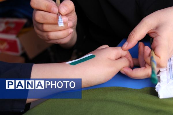 نمایشگاه هفته دفاع مقدس لاله‌های روشن در تبریز 